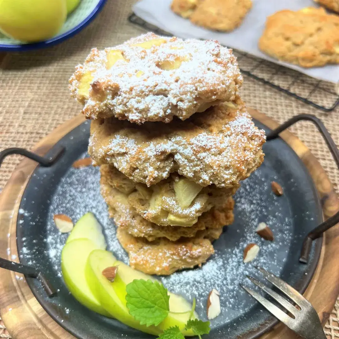 Sommerliche Apfeltaler mit Streuseln und frischen Äpfeln